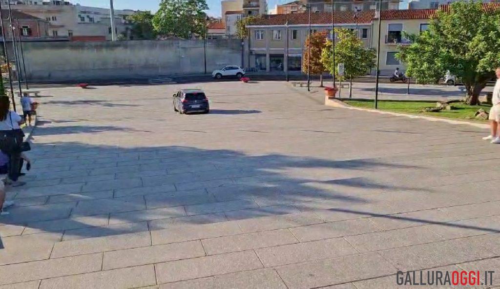 Con l'auto scende i gradini di piazza San Simplicio, follia a Olbia