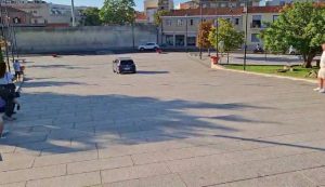 Con l'auto scende i gradini di piazza San Simplicio, follia a Olbia