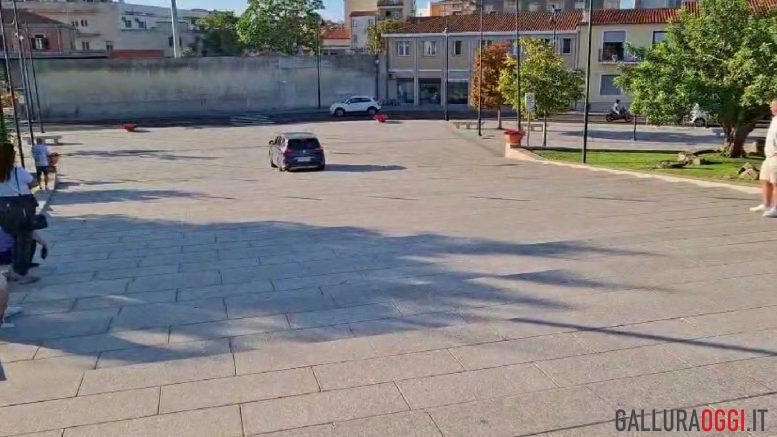 Con l'auto scende i gradini di piazza San Simplicio, follia a Olbia