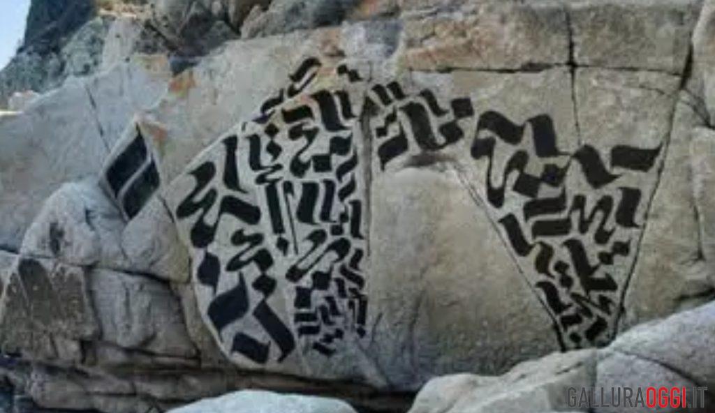 Graffiti vandalici deturpano gli scogli di Rena Bianca a Santa Teresa