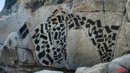 Graffiti vandalici deturpano gli scogli di Rena Bianca a Santa Teresa