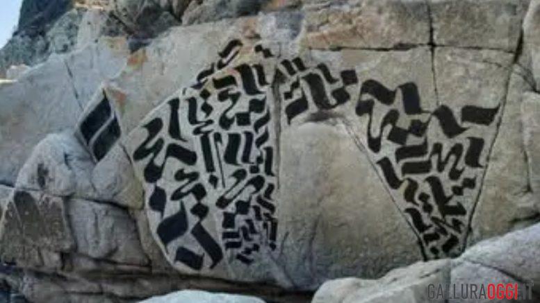 Graffiti vandalici deturpano gli scogli di Rena Bianca a Santa Teresa