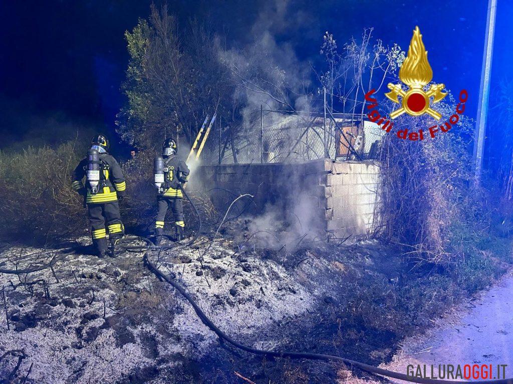 Incendio vicino il campo rom di Olbia, i danni sono ingenti