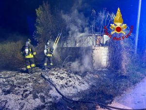 Incendio vicino il campo rom di Olbia, i danni sono ingenti