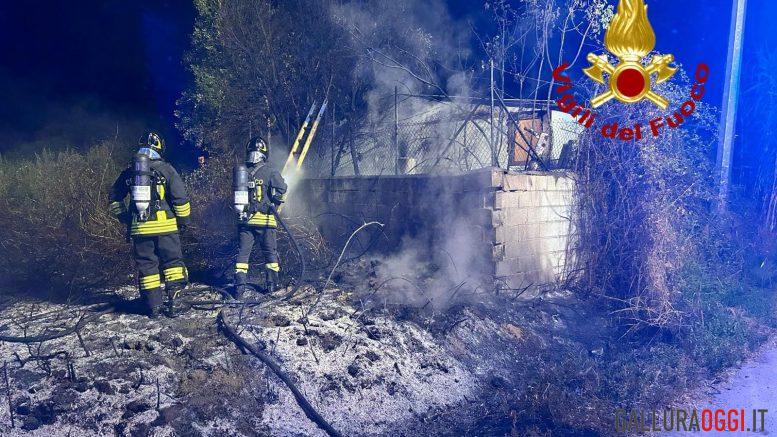 Incendio vicino il campo rom di Olbia, i danni sono ingenti