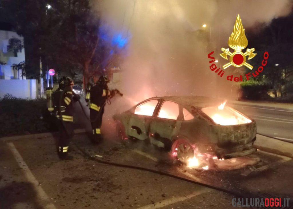 Notte di fuoco a Olbia, tre auto date alle fiamme