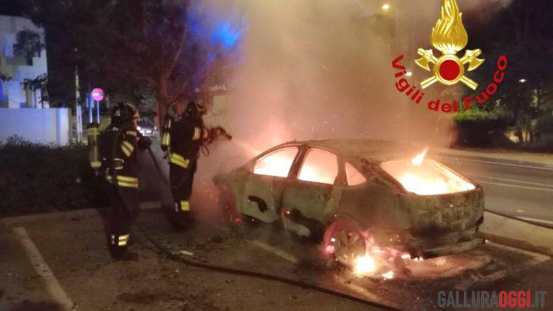 Notte di fuoco a Olbia, tre auto date alle fiamme