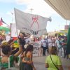 Protesta a Olbia contro arrivo turisti israeliani tra bandiere e cartelli