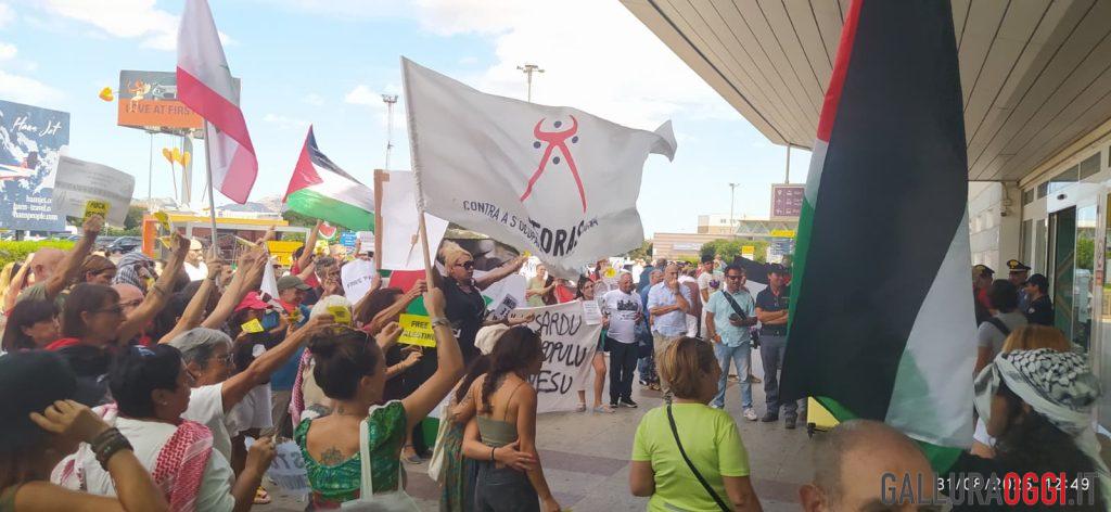 Protesta a Olbia contro arrivo turisti israeliani tra bandiere e cartelli