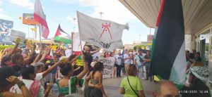 Protesta a Olbia contro arrivo turisti israeliani tra bandiere e cartelli