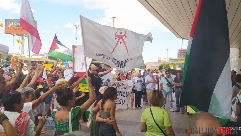 Protesta a Olbia contro arrivo turisti israeliani tra bandiere e cartelli