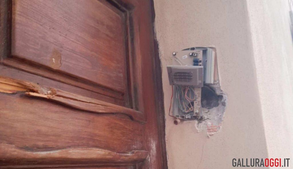 Vandalismi in chiesa a Santa Teresa, don Fenu lancia l'allarme