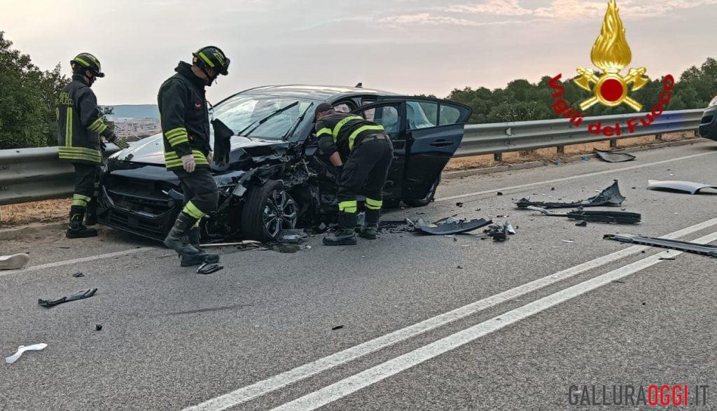 Violento incidente frontale sulla strada per Olbia, 4 feriti