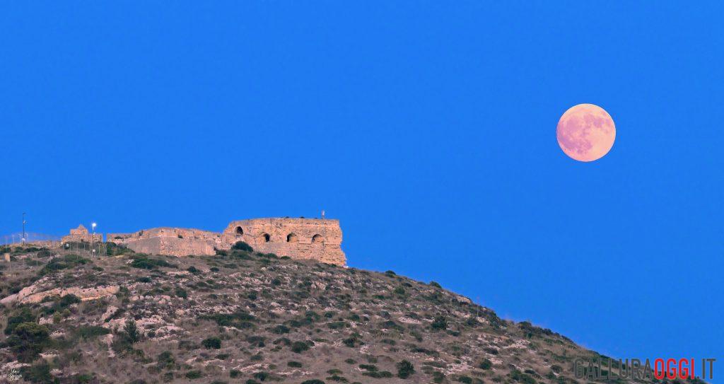 "La luna piena e la torre di San Pancrazio" Cagliari, 8 agosto 2025, foto di Lorenzo Busilacchi - eclissi totale di luna domenica 7 settembre 2025