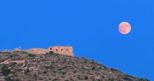 "La luna piena e la torre di San Pancrazio" Cagliari, 8 agosto 2025, foto di Lorenzo Busilacchi - eclissi totale di luna domenica 7 settembre 2025