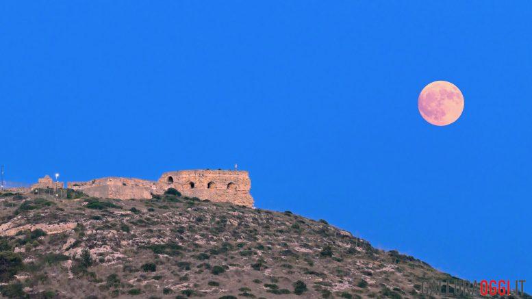 "La luna piena e la torre di San Pancrazio" Cagliari, 8 agosto 2025, foto di Lorenzo Busilacchi - eclissi totale di luna domenica 7 settembre 2025