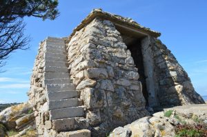 Storia e coraggio sull’isola di Spargi, tra roccia e memoria militare