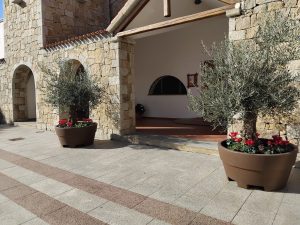 Arzachena celebra Ognissanti e i defunti con nuovi fiori in città