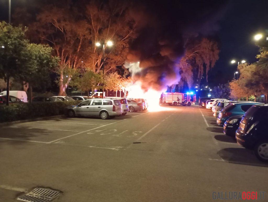 Auto in fiamme nel piazzale di Olbia, scatta l'allarme