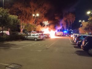 Auto in fiamme nel piazzale di Olbia, scatta l'allarme