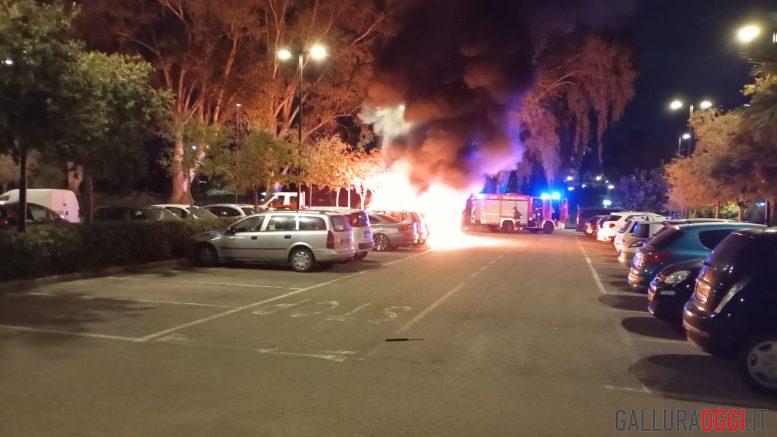Auto in fiamme nel piazzale di Olbia, scatta l'allarme