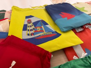 Gli ombrelloni rotti diventano regali per i bimbi di San Teodoro