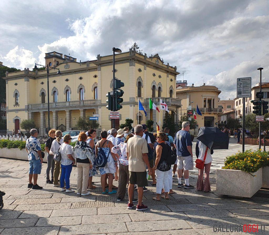 Crocieristi a Olbia, centro animato tra passeggiate e negozi aperti