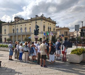 Crocieristi a Olbia, centro animato tra passeggiate e negozi aperti
