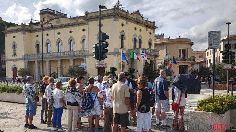 Crocieristi a Olbia, centro animato tra passeggiate e negozi aperti