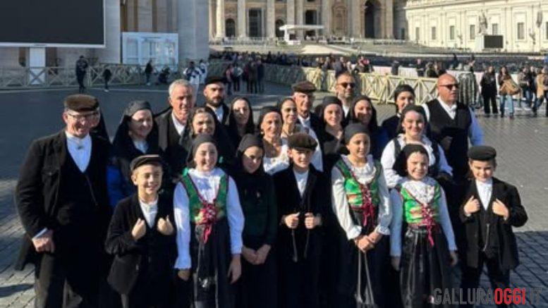 Il gruppo folk di Arzachena porta la Sardegna in piazza San Pietro