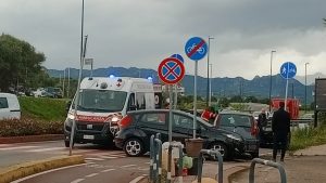 Incidente a Olbia, ha un malore e urta altre auto