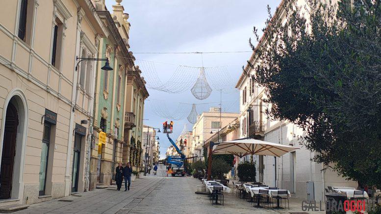 Olbia si prepara al Natale 2025 con l’allestimento delle luminarie