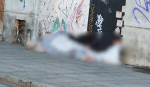 Senzatetto si rifugia tra i cartoni nel centro di Olbia