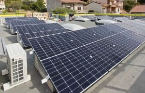Un impianto fotovoltaico installato da Poste Italiane
