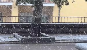 Crollano le temperature, arriva la neve Tempio si veste di bianco