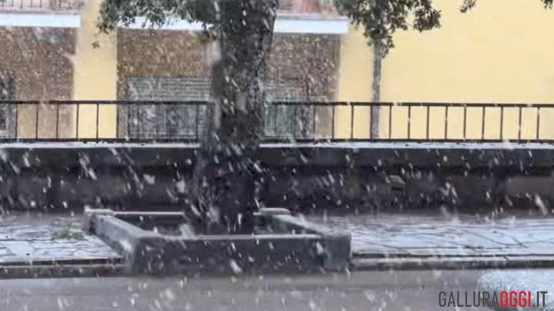 Crollano le temperature, arriva la neve Tempio si veste di bianco