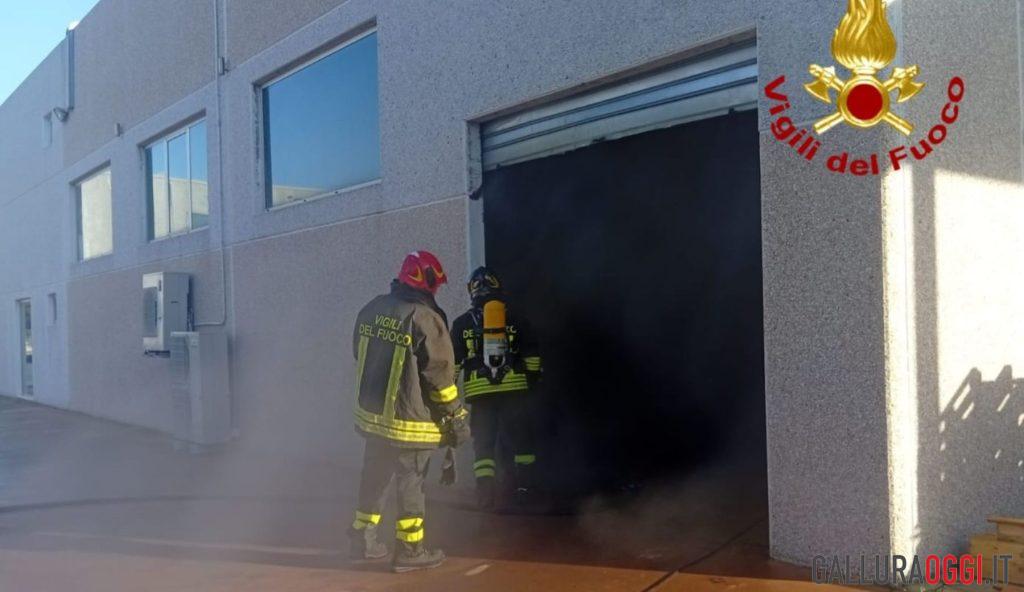 Incendio in un capannone ad Arzachena, i danni sono ingenti