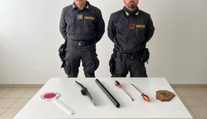 Attrezzi da scasso nascosti in auto, denunciato un 26enne a Olbia
