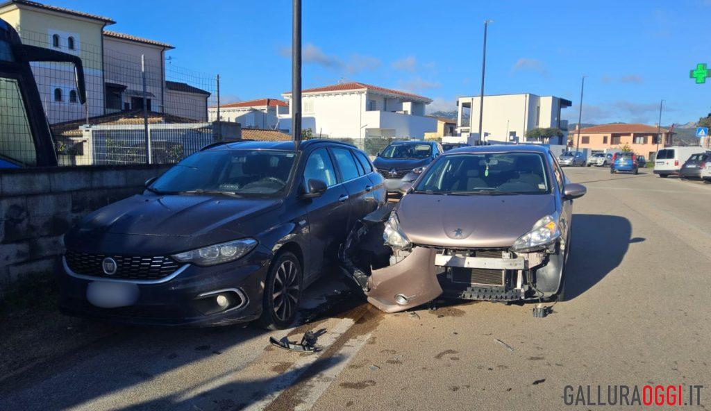 Auto fuori controllo a Olbia, attimi di paura in via Petta