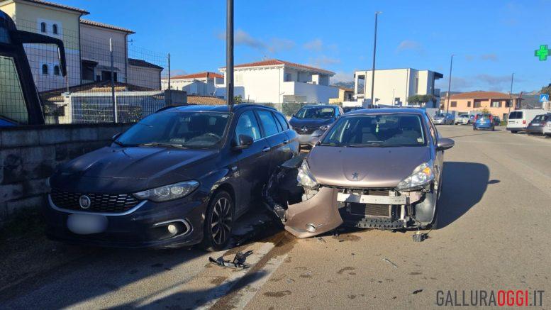 Auto fuori controllo a Olbia, attimi di paura in via Petta