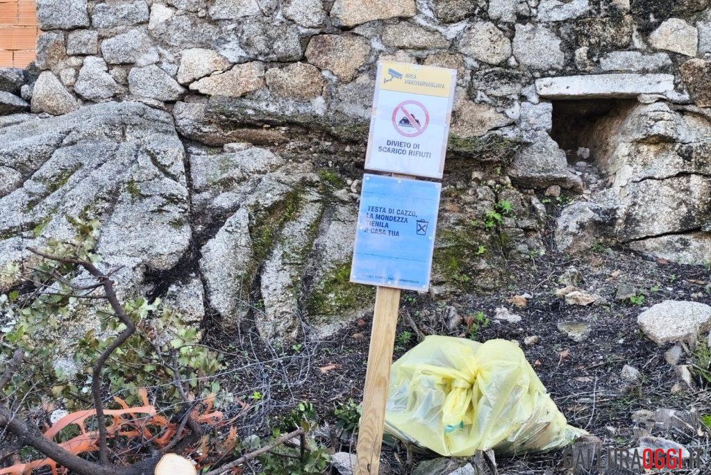 Il centro storico di Arzachena alle prese con gli incivili dei rifiuti
