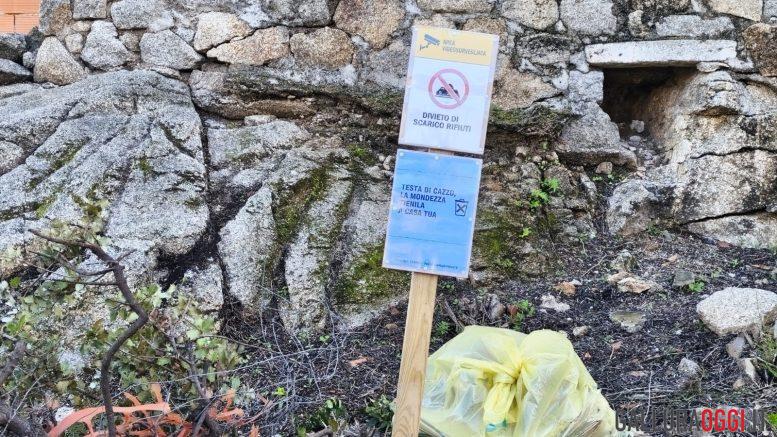 Il centro storico di Arzachena alle prese con gli incivili dei rifiuti