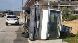 Il forte vento ribalta un camion vela a Olbia, danni ingenti