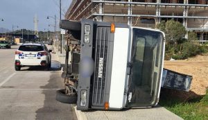 Il forte vento ribalta un camion vela a Olbia, danni ingenti
