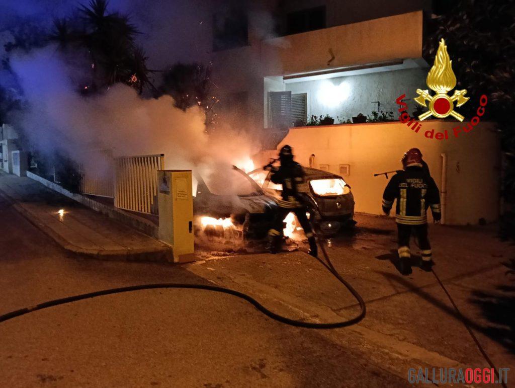 Incendio a La Maddalena, due auto distrutte dalle fiamme