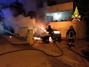Incendio a La Maddalena, due auto distrutte dalle fiamme
