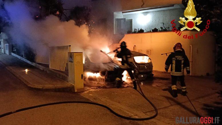 Incendio a La Maddalena, due auto distrutte dalle fiamme