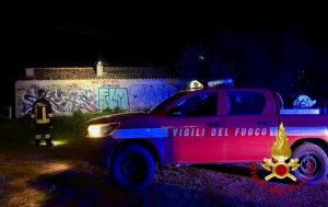 Incendio vicino la stazione di Olbia, salvati due clochard