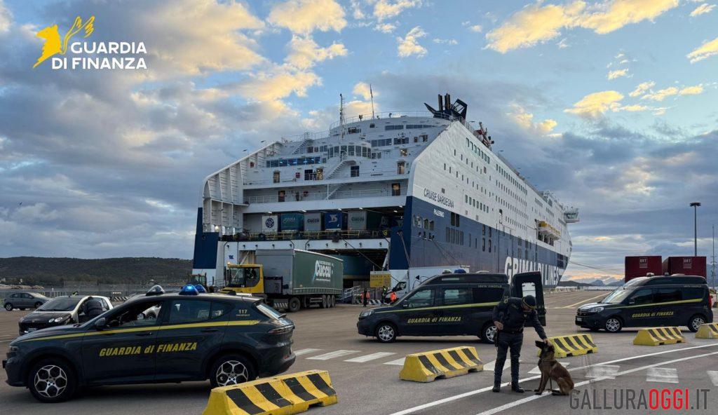 Tentano di far entrare droga e cellulari in carcere, 4 arresti a Olbia