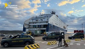 Tentano di far entrare droga e cellulari in carcere, 4 arresti a Olbia